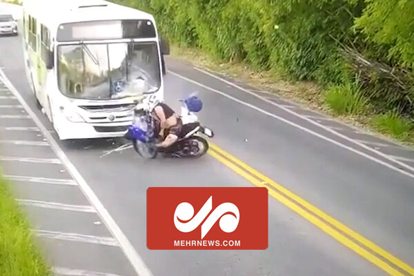 فیلم تصادف شدید یک موتورسوار با اتوبوس