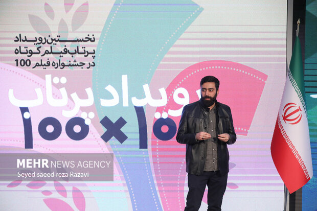  یوسف منصوری دبیر  سیزدهمین جشنواره فیلم ۱۰۰ در حال سخنرانی در اولین روز سیزدهمین جشنواره فیلم ۱۰۰ است