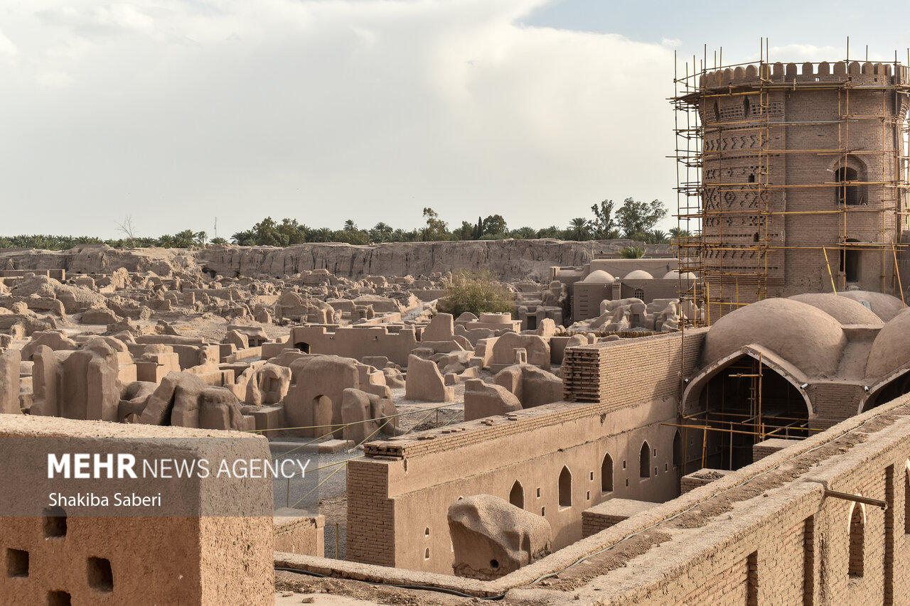بزرگترین بنای خشتی جهان پذیرای مسافران نوروزی