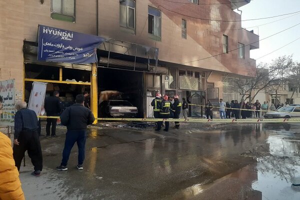 آتش سوزی یک دستگاه خودرو در شهر کرمانشاه ۴ مصدوم بر جا گذاشت