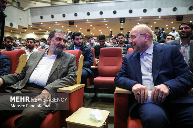 محمدباقر قالیباف رئیس مجلس شورای اسلامی و  دکتر محسن رضایی معاون اقتصادی رئیس‌جمهور  در حال گفتگو هستند