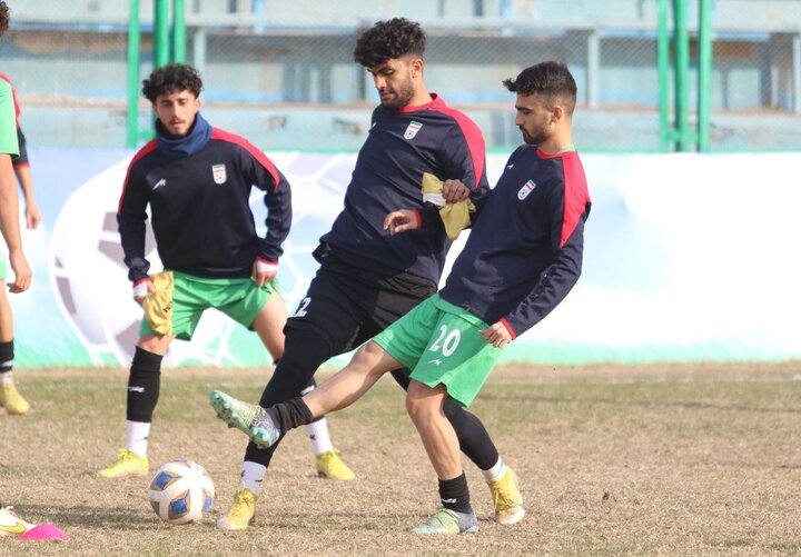 تمرین تیم جوانان ایران قبل از بازی با استرالیا در چمن بی کیفیت