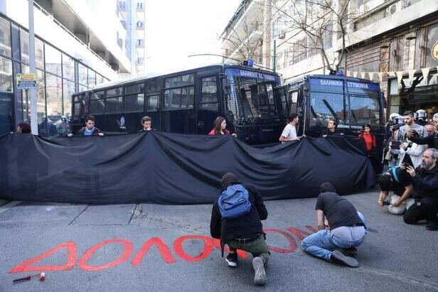 تظاهرات دانشجویان در «آتن» در اعتراض به حادثه برخورد ۲ قطار 