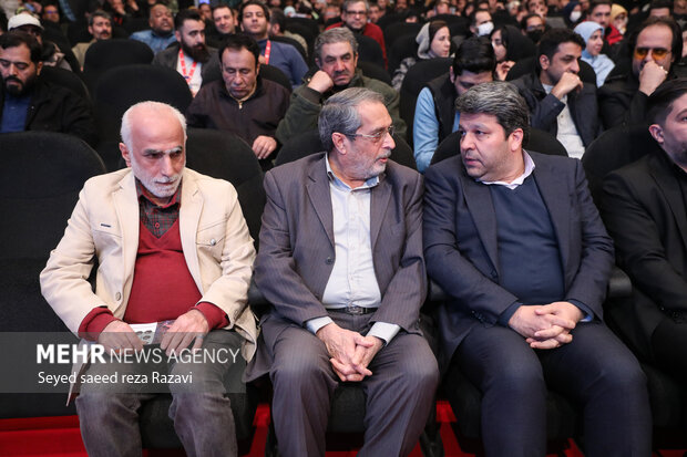  محمد خزاعی رییس سازمان سینمایی و حبیب‌الله والی‌نژاد فیلم‌ساز و تهیه‌کنندهٔ در مراسم آیین اختتامیه سیزدهمین جشنواره بین‌المللی فیلم ۱۰۰ حضور دارند