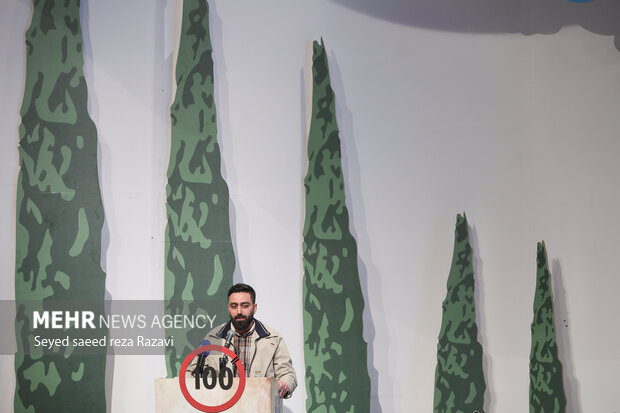 یوسف منصوری دبیر سیزدهمین جشنواره فیلم ۱۰۰ در حال سخنرانی در مراسم آیین اختتامیه سیزدهمین جشنواره بین‌المللی فیلم ۱۰۰ است