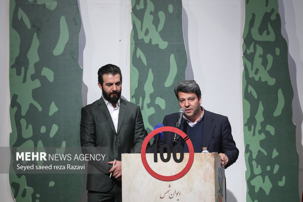  محمد خزاعی رییس سازمان سینمایی در حال سخنرانی در مراسم آیین اختتامیه سیزدهمین جشنواره بین‌المللی فیلم ۱۰۰ است
