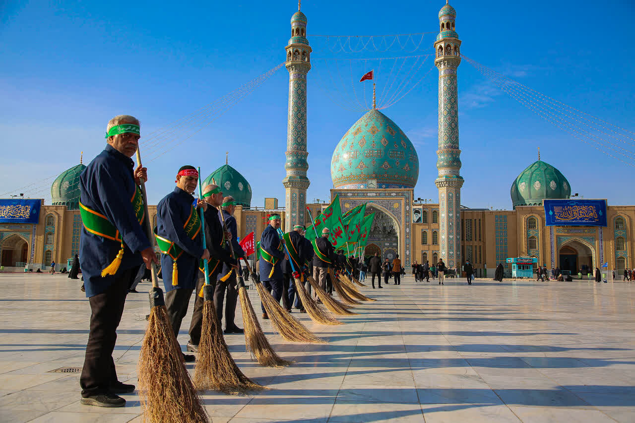 آئین جارو کشی صحن مسجد جمکران با حضور مسئولان هیئت های مذهبی قم