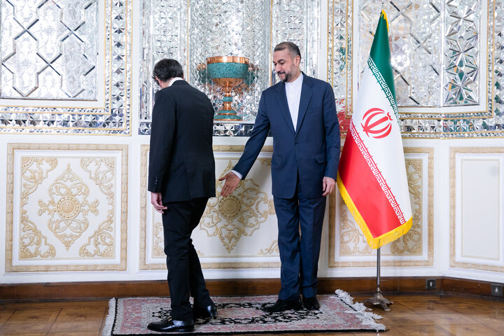 حسن امیر عبداللهیان وزیر امور خارجه ایران در حال استقبال از رافائل گروسی دیر کل آژانس بین المللی انرژی اتمی در محل دیدار وزیر امور خارجه ایران و مدیر کل آژانس بین المللی انرژی اتمی است