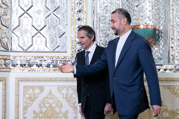 حسن امیر عبداللهیان وزیر امور خارجه ایران در حال استقبال از رافائل گروسی دیر کل آژانس بین المللی انرژی اتمی در محل دیدار وزیر امور خارجه ایران و مدیر کل آژانس بین المللی انرژی اتمی است