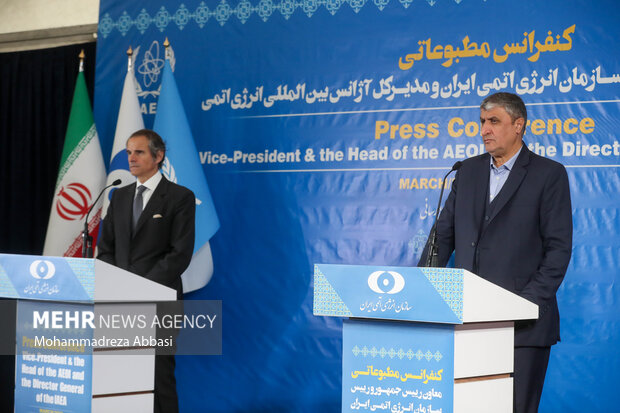 محمد اسلامی رئیس سازمان انرژی اتمی ایران و رافائل گروسی مدیر کل آژانس بین المللی انرژی اتمی در یک کنفرانس خبری حضور دارند
