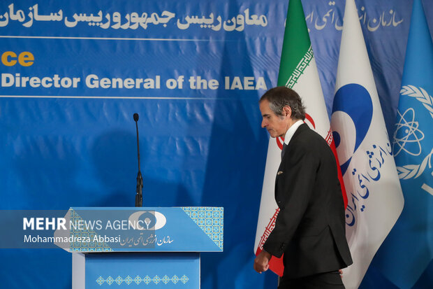 رافائل گروسی مدیر کل آژانس بین المللی انرژی اتمی در کنفرانس مشترک مطبوعاتی با محمد اسلامی رئیس سازمان انرژی اتمی حضور دارد