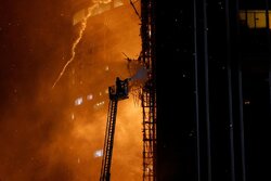 آتش سوزی در آسمان خراش در حال ساخت در هنگ کنگ