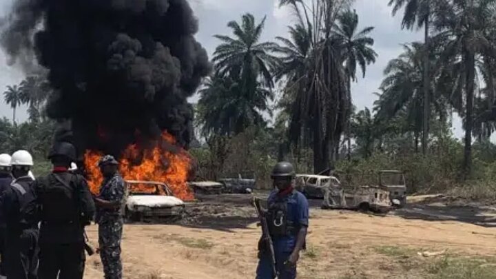 Nijerya'da akaryakıt taşıyan tankerdeki patlamada 20 kişi öldü