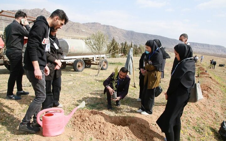 کاشت نهال در پارک گونههای بومی دانشگاه لرستان