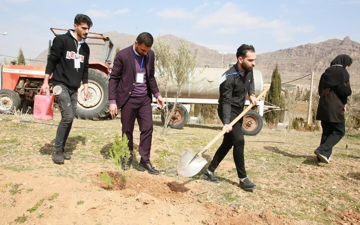 کاشت نهال در پارک گونه‌های بومی دانشگاه لرستان