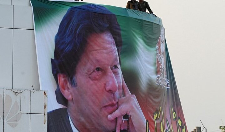 باكستان: الشرطة تسلم عمران خان مذكرة قضائية من دون أن تعتقله