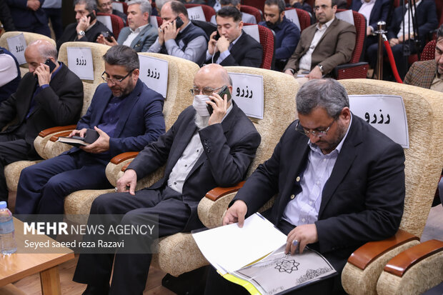  مهدی چمران، رئیس شورای شهر تهران در مراسم نشست شهردار تهران با در فعالان صنفی حضور دارد