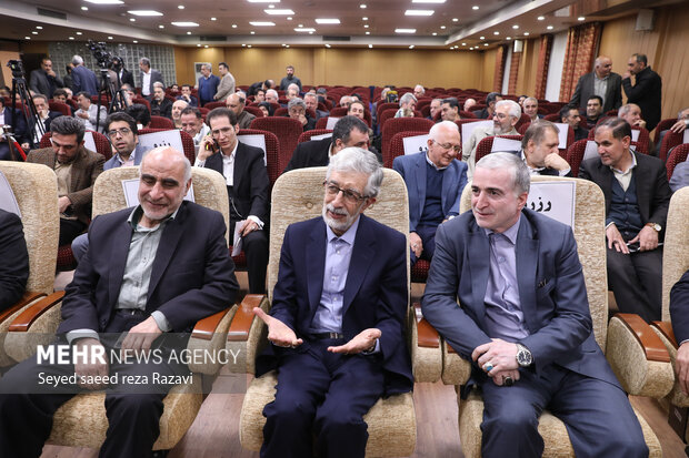  دکتر حداد عادل ریس فرهنگستان زبان و ادب فارسی در مراسم نشست شهردار تهران با در فعالان صنفی حضور دارد