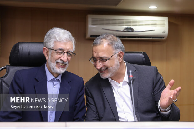   علیرضا زاکانی  شهردار تهران و  دکتر حداد عادل ریس فرهنگستان زبان و ادب فارسی درحال گفتگو با یکدیگر هستند