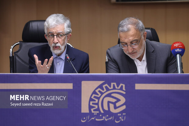   دکتر حداد عادل ریس فرهنگستان زبان و ادب فارسی در حال سخنرانی در مراسم نشست شهردار تهران با در فعالان صنفی است
