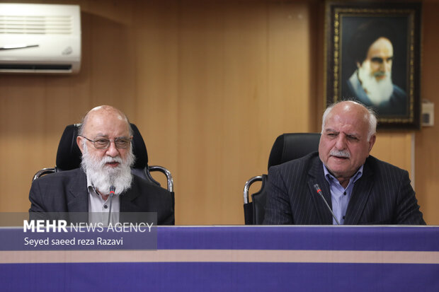  مهدی چمران، رئیس شورای شهر تهران در 
 حال سخنرانی در مراسم نشست شهردار تهران با در فعالان صنفی است