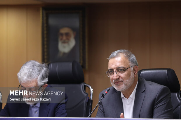  علیرضا زاکانی  شهردار تهران در حال سخنرانی در مراسم نشست شهردار تهران با در فعالان صنفی است
