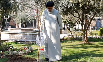 VIDEO: President Raeisi plants sapling on National Arbor Day