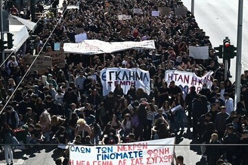 تظاهرات دانشجویان یونانی در اعتراض به حادثه برخورد ۲ قطار+ عکس و فیلم