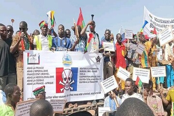 معترضان در بورکینافاسو: «مرگ بر فرانسه»، «زنده باد همکاری آفریقا و روسیه»+ عکس