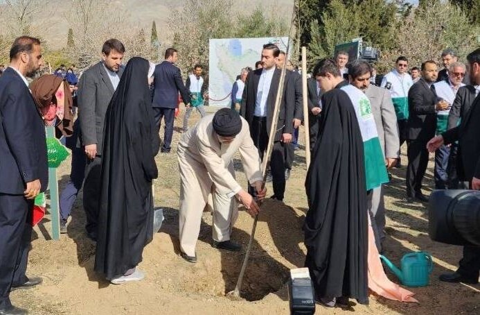 الرئيس الإيراني يغرس شتلة بمناسبة يوم "غرس الأشجار"
