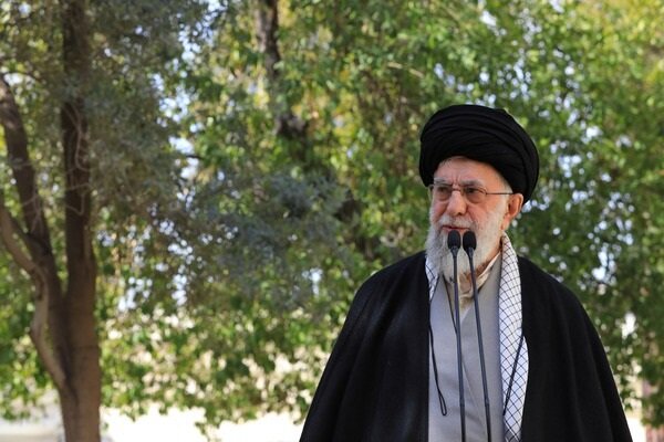 قائد الثورة الاسلامية: يجب على المسؤولين متابعة موضوع تسمم الطلاب بجدية قائد الثورة الاسلامية: يجب على المسؤولين متابعة موضوع تسمم الطلاب بجدية