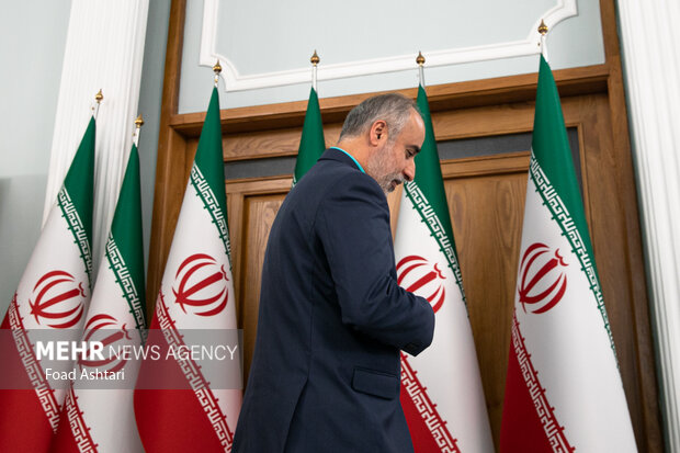  ناصر کنعانی، سخنگوی وزارت امور خارجه ایران در حال ورود به محل نشست خبری سخنگوی وزارت امور خارجه است 