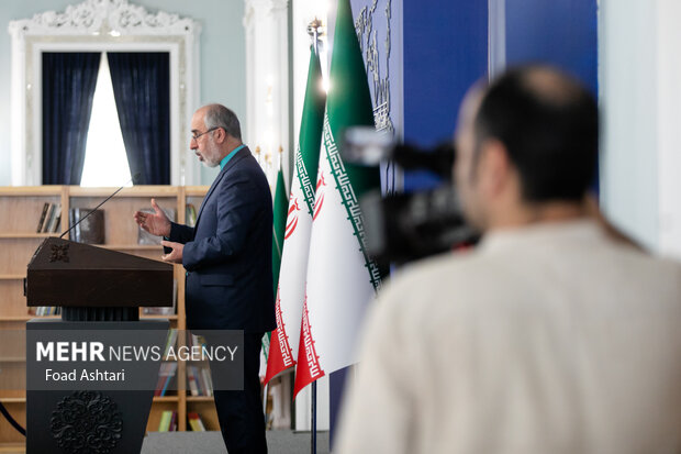  ناصر کنعانی، سخنگوی وزارت امور خارجه ایران در حال پاسخگویی به سوالات خبرنگاران حاضر در نشست خبری سخنگوی وزارت امور خارجه است 