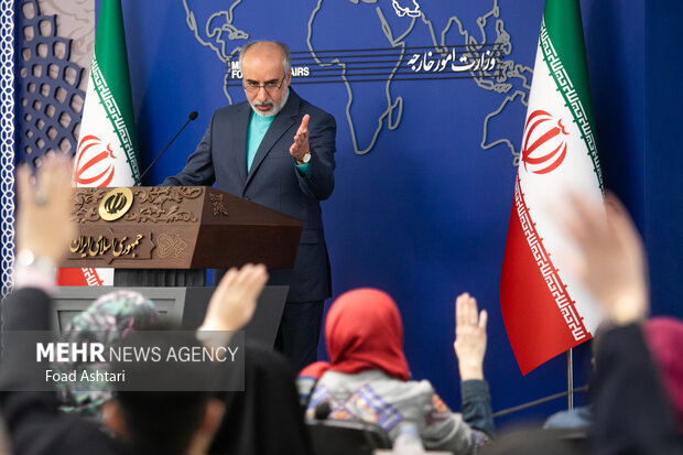  ناصر کنعانی، سخنگوی وزارت امور خارجه ایران در نشست خبری سخنگوی وزارت امور خارجه حضور دارد
