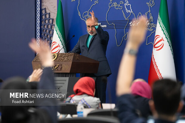  ناصر کنعانی، سخنگوی وزارت امور خارجه ایران در حال پاسخگویی به سوالات خبرنگاران حاضر در نشست خبری سخنگوی وزارت امور خارجه است 
