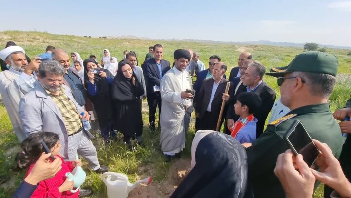 آئین روز درختکاری و آغاز هفته منابع طبیعی در گناوه برگزار شد