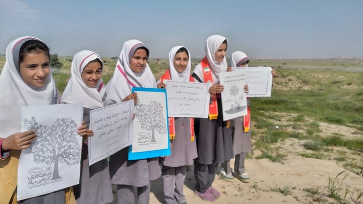 آئین روز درختکاری و آغاز هفته منابع طبیعی در گناوه برگزار شد