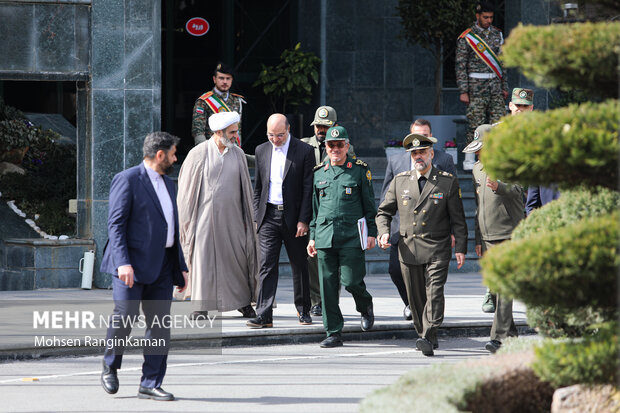 محمدرضا قرایی آشتیانی وزیر دفاع در حال ورود به محل نشست خبری با خبرنگاران رسانه ها است