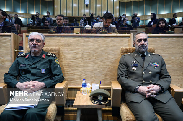 محمدرضا قرایی آشتیانی وزیر دفاع در نشست خبری با خبرنگاران رسانه ها حضور دارد
