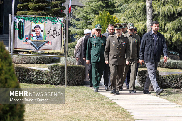 محمدرضا قرایی آشتیانی وزیر دفاع در حال ورود به محل نشست خبری با خبرنگاران رسانه ها است