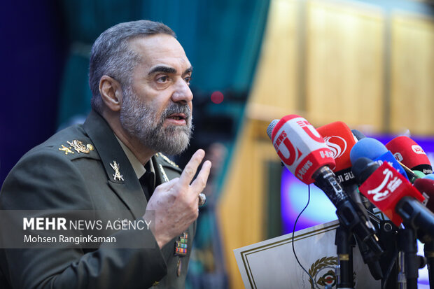 محمدرضا قرایی آشتیانی وزیر دفاع درحال پاسخگویی به سوالات خبرنگاران حاضر در نشست خبری است