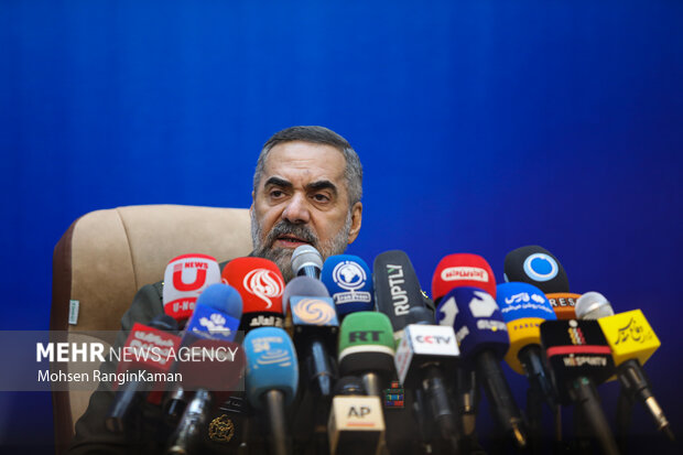 محمدرضا قرایی آشتیانی وزیر دفاع درحال پاسخگویی به سوالات خبرنگاران حاضر در نشست خبری است