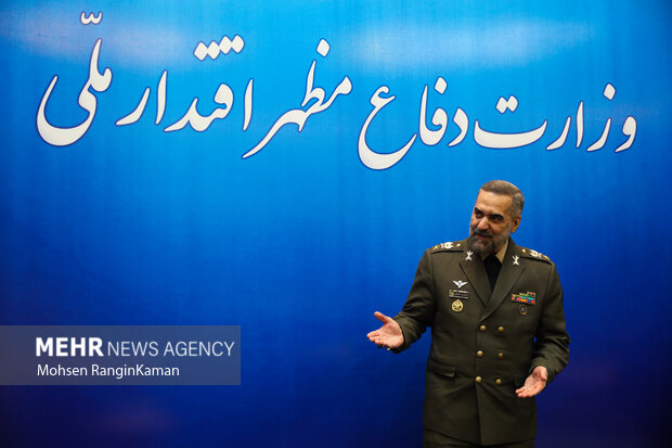 محمدرضا قرایی آشتیانی وزیر دفاع در نشست خبری با خبرنگاران رسانه ها حضور دارد