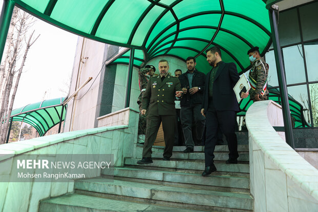 محمدرضا قرایی آشتیانی وزیر دفاع در حال خروج از محل نشست خبری با خبرنگاران است