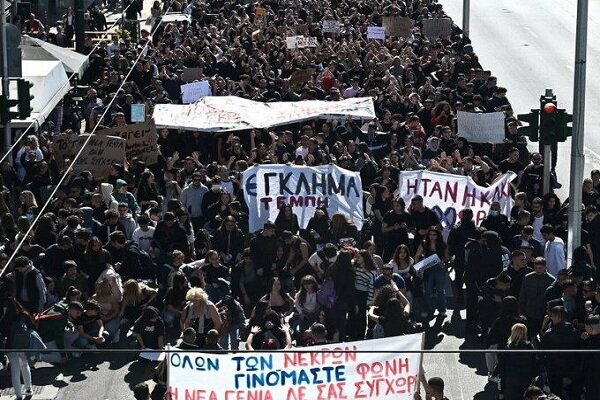 تظاهرات دانشجویان یونانی در اعتراض به حادثه برخورد ۲ قطار 