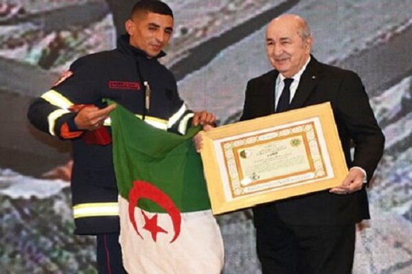 Suriye'de arama kurtarma çalışmalarına katılan ekibe Cezayir liderinden nişan Suriye'de arama kurtarma çalışmalarına katılan ekibe Cezayir liderinden nişan