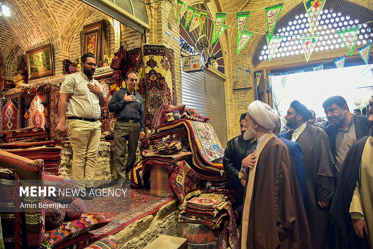 دیدار و گفتگوی امام جمعه شیراز با کسبه بازار