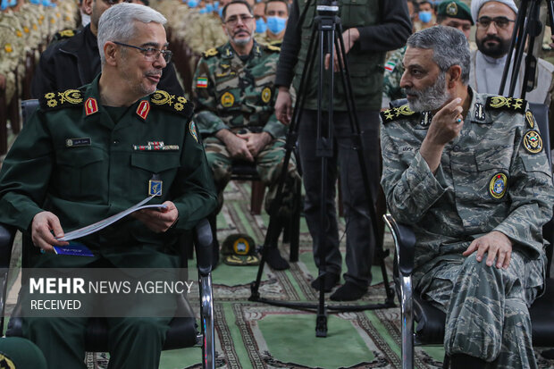 سرلشکر عبدالرحیم موسوی فرمانده کل ارتش در حال گفتگو با سرلشگر محمد باقری رئیس ستاد کل نیروهای مسلح است
