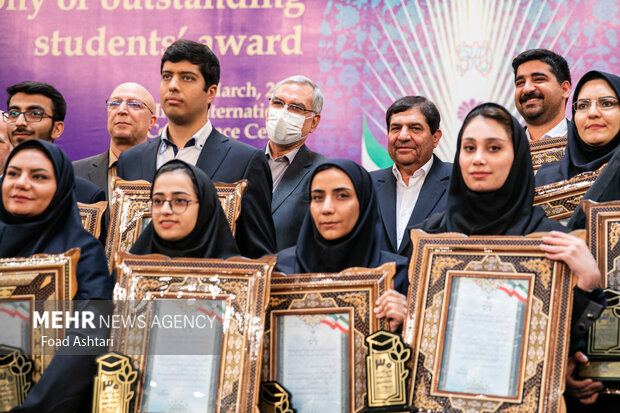 دانشجویان برگزیده در حال گرفتن عکس یادگاری با محمد مخبر معاون اول رئیس جمهور،بهرام عین اللهی وزیر بهداشت و محمد علی زلفی گل وزیر علوم هستند