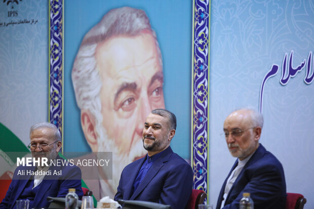 علی اکبر صالحی و حسین امیر عبدالهیان وزیر امور خارجه کشورمان و منوچهر متکی در همایش دیپلماسی مقاومت حضور دارند